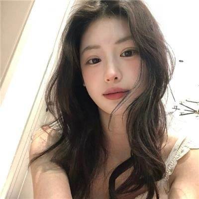 落在她身边